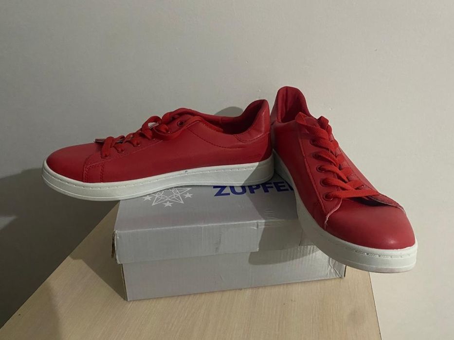 Мужской кроссовка