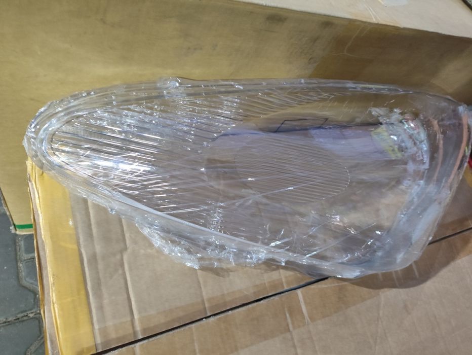 Лексус ЕS 300,330 стекло фара