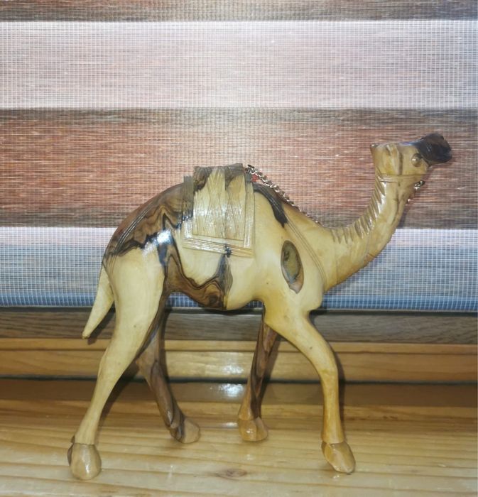 Антикварна ръчно резбована фигура на камила масивно маслиново дърво !