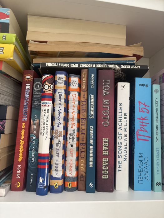 Книги на агнлийси к български, за големи и малки!