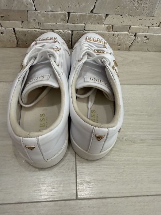 Дамски кецове Guess Runia Charm Low-Top Sneakers
