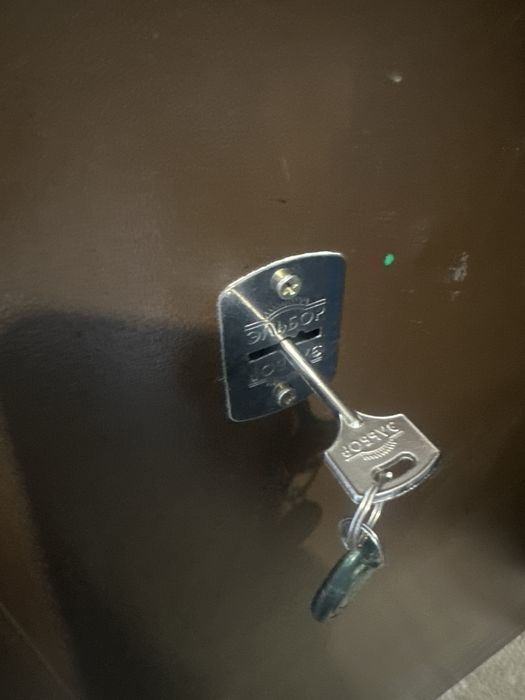 Продам наружную двери