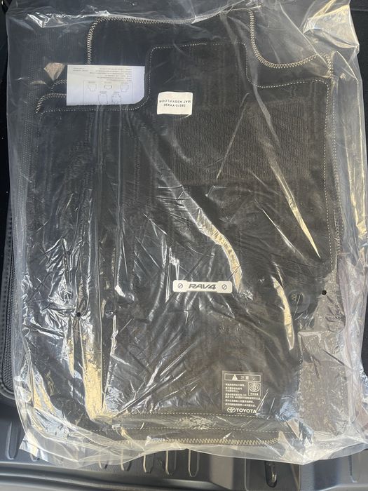 Продам коврики Toyota RAV4 оригинал