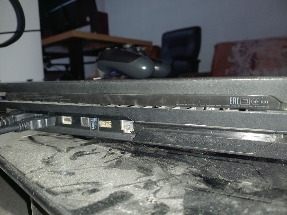 PS4 pro tiniq holati ideal plombasi bor original djoystik bor 2 disk.