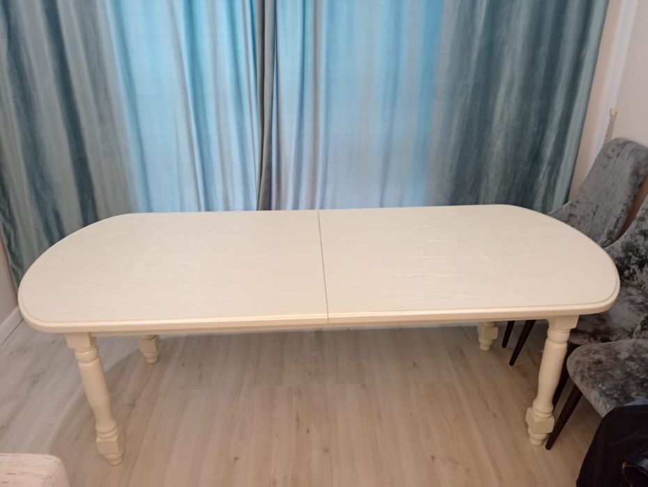 Стол без стульев