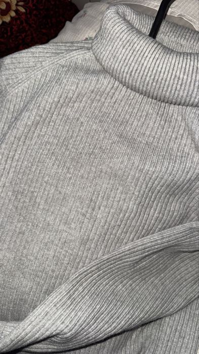 Серый свитер женский