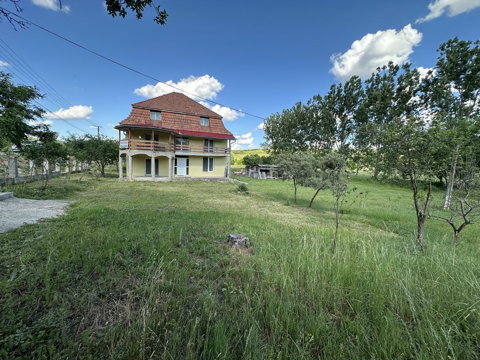 Casă de vânzare cu 64 arii teren