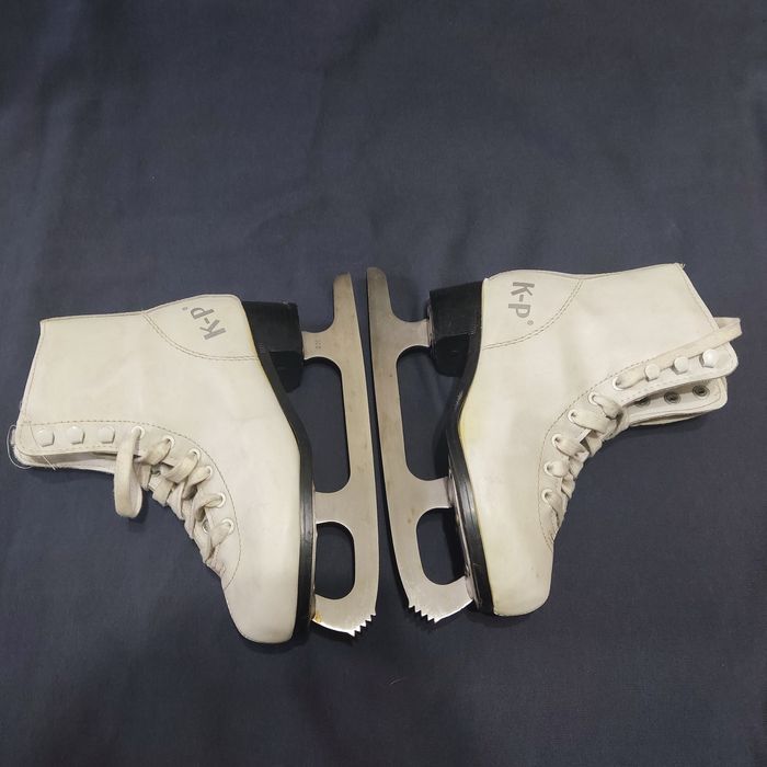 Белые фигурные коньки