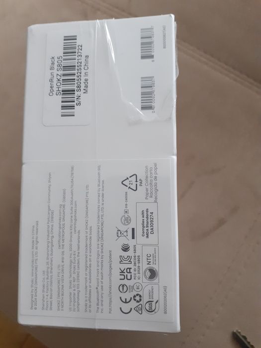 Căști Bluetooth Shokz OpenRun în fața urechilor