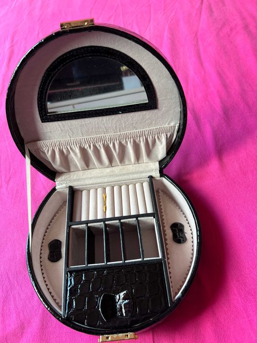 Хубав подарок. Кутия за бижута ART 93. Нова.