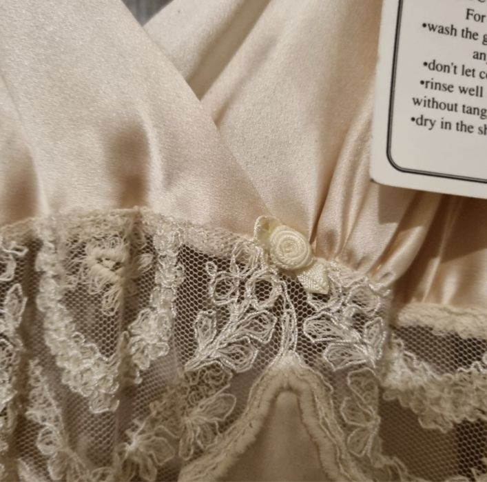 Бледо розова копринена шаферска рокля