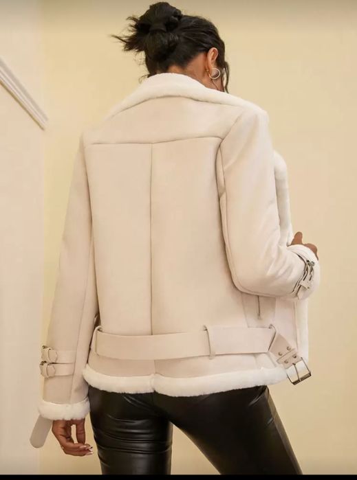 Зимно яке в бежов цвят