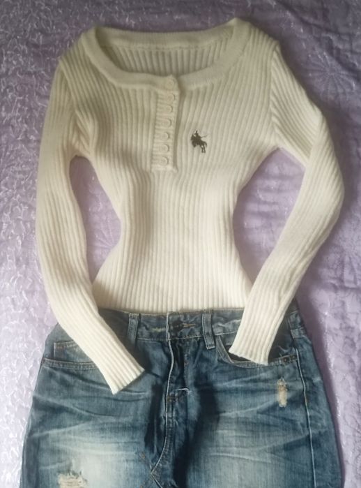 „Жълто-бял топ, който прилепва по талята нежно