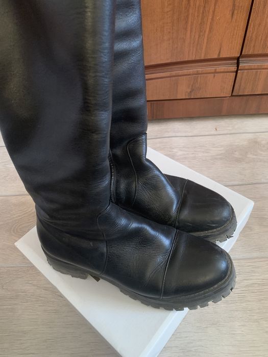 Аяқ киімдер сатылады