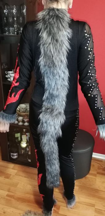 Costum cu coada de blana, pt dans tematic