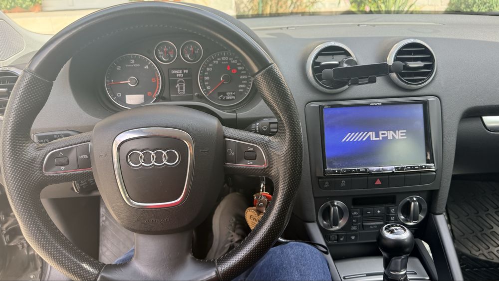 Audi A3 negru  capacitate 2000  disel