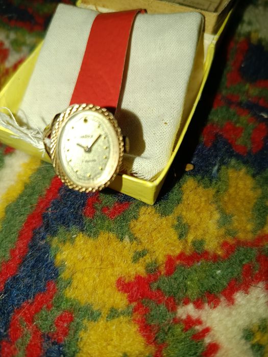 Продам кольцо с часами