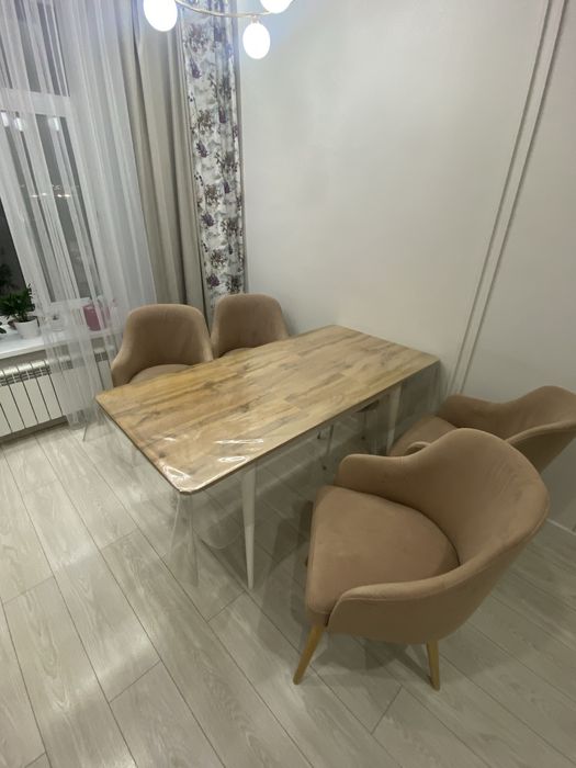 Стол и стулия хорошого качества