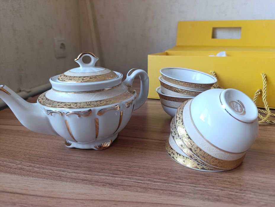 Чайник и пиалы набор новый.