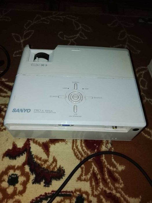 SANYO Proyektor + 2 ta kolonka (Komplekt)