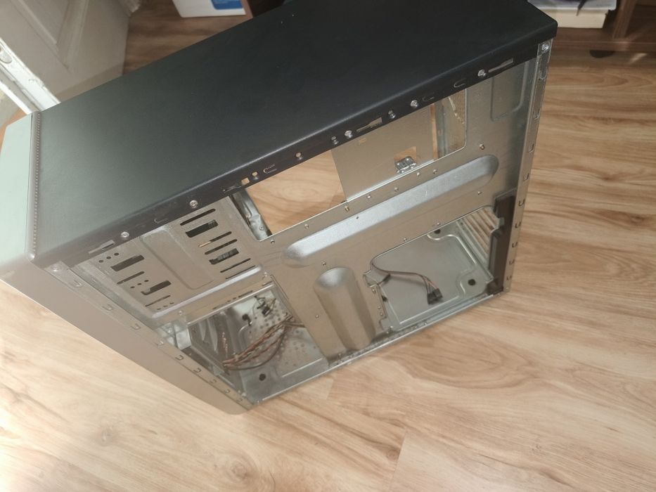 Vând carcasă PC Delux - ATX Mod Tower