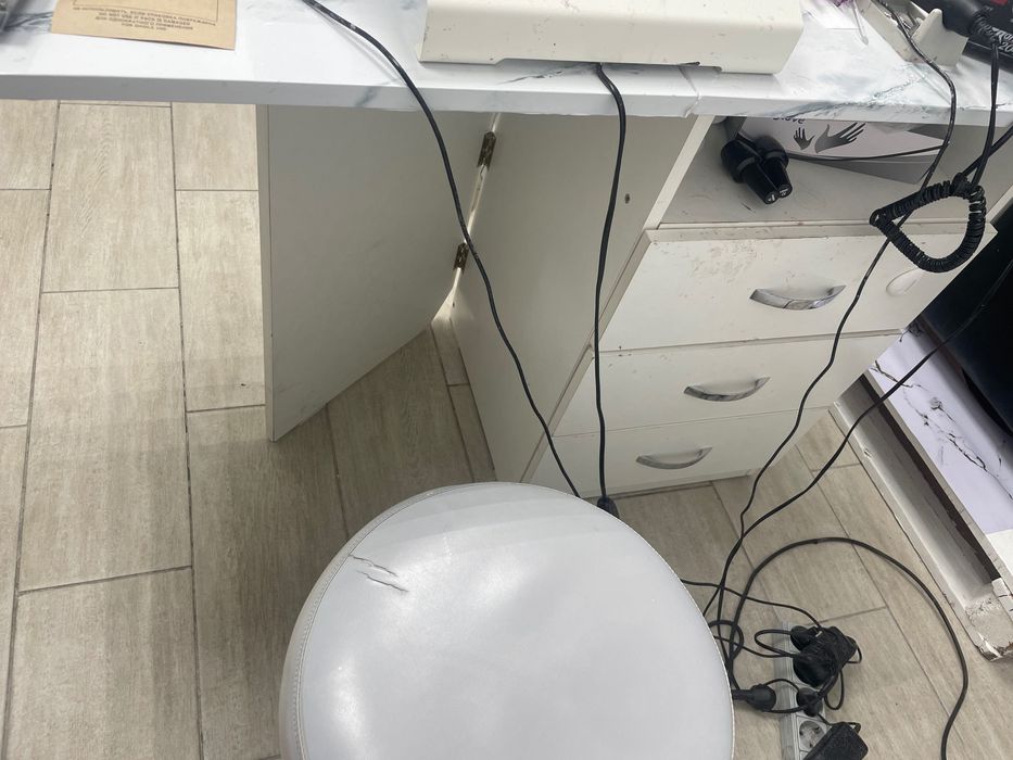 Продам складной маникюрный стол