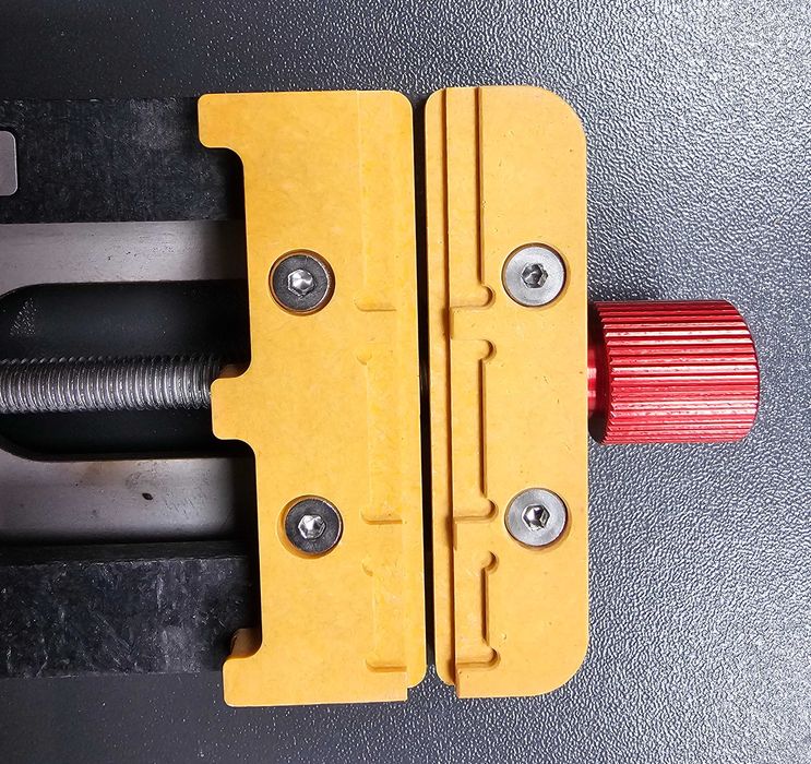 Стойка държач менгеме за платка и чипове при запояване и ремонт