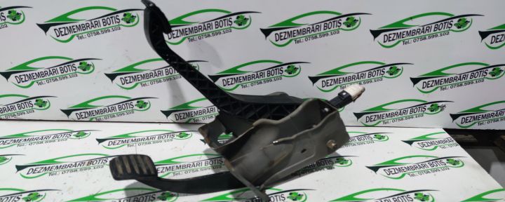 Pedala ambreiaj Dacia Logan prima generatie