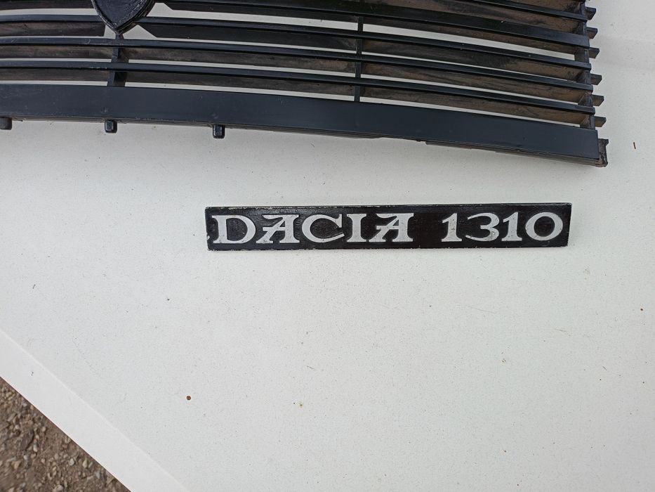 Vând grilă frontală Dacia 1300 și emblemâ Dacia 1310. 350 lei ambele