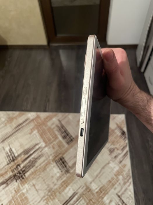 Tabletă Facetel. Q3 auriu.