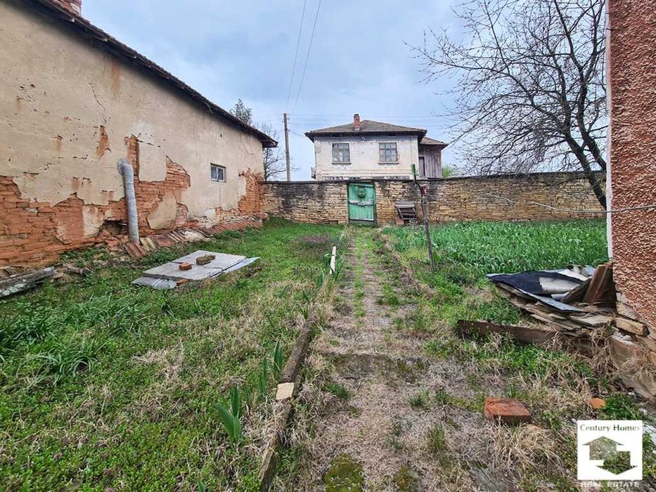 140312 Къща с равен двор и стопански постройки в с. Горна Липница