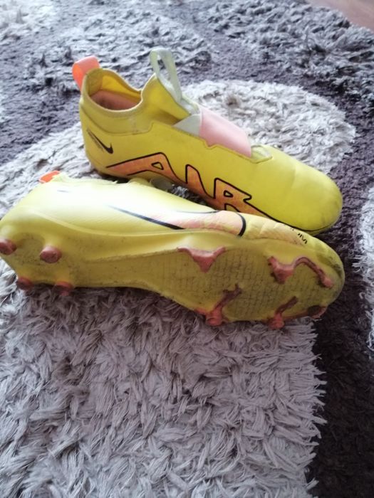De vinzare ghete fotbal crampoane. Preț 50lei perechea