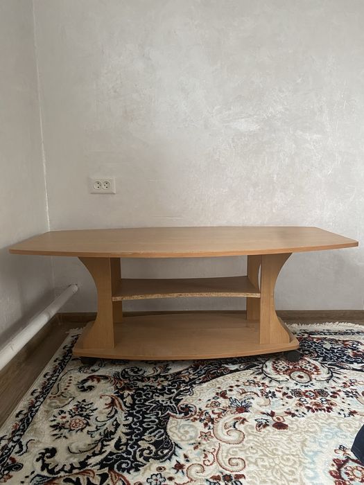 Журнальный столик с роллерами