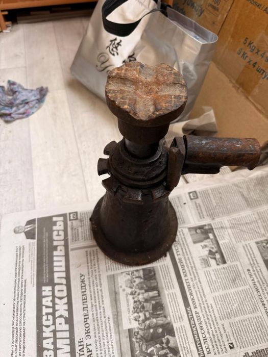 Домкрат винтовой