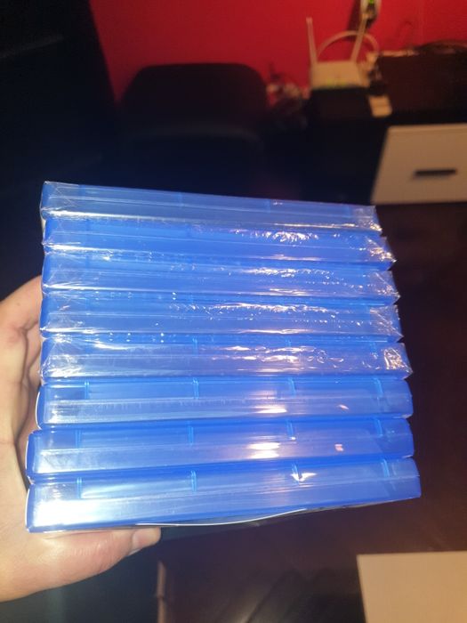 PlayStation 5 с 2 джойстика и 8 игри плюс стойка!