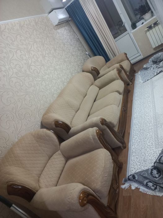 Диван.