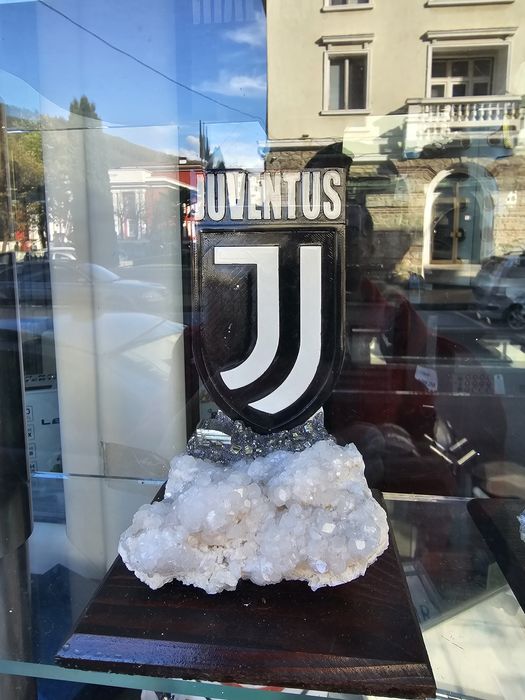 Изработка на футболни емблеми с кристали