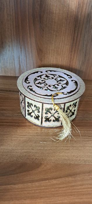 Шкатулка , состояние отличное,  диаметр 16см