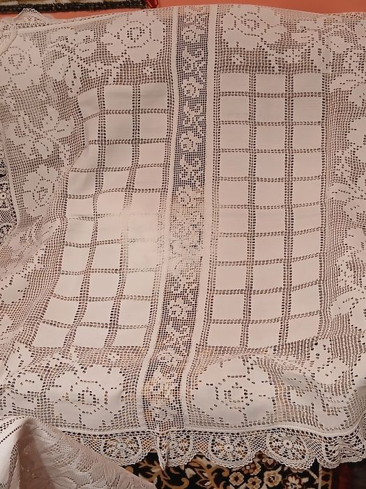 Fete de masa,sterfare si cearceafuri tesute in razboi.