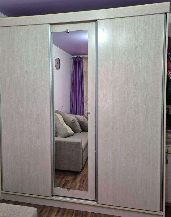 Шкаф-купе с зеркалом