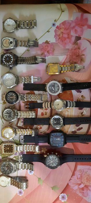 Vând ceasuri bărbătești diferite mărci.