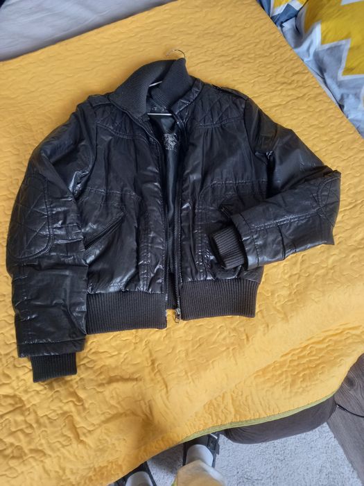 Черно късо яке...