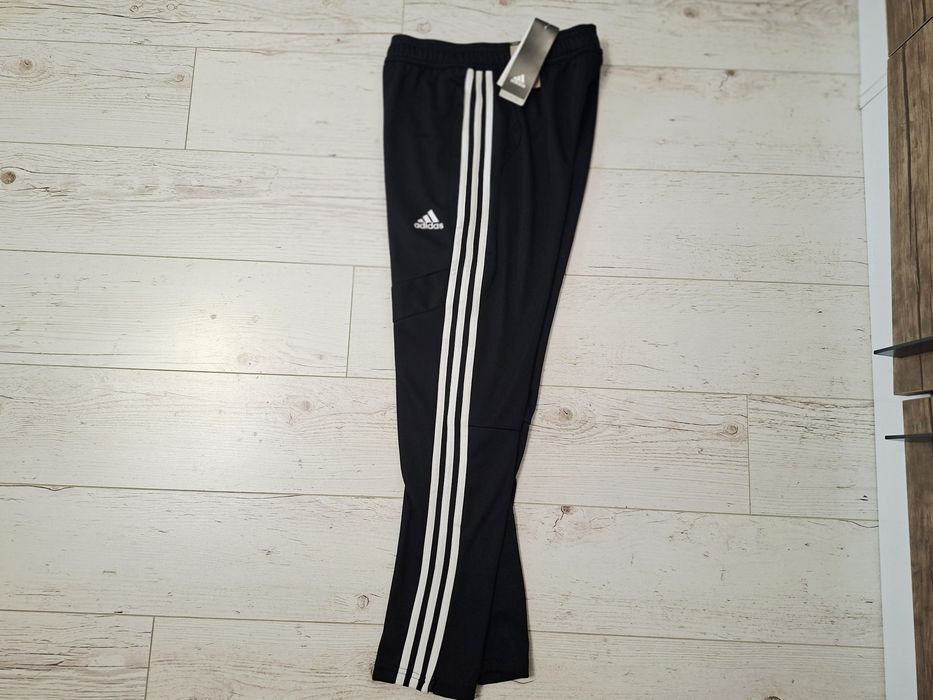 Adidas-Ориг. Детско долнище Ново!!!