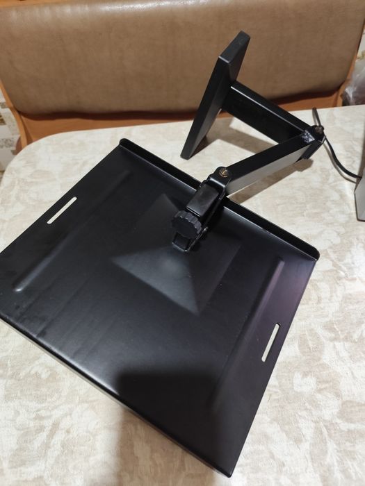 Телевизор с поворотным кронштейном.