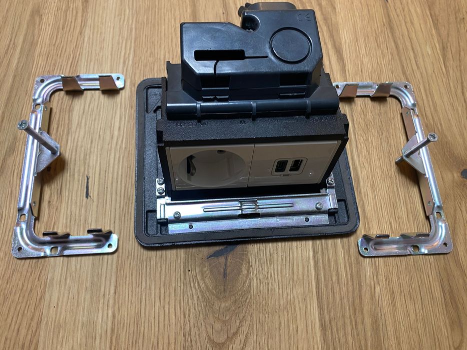 Legrand подова кутия, Контакт за бюро