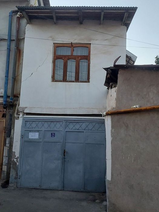 Uchaska chorsu bozor tepasida srochna sotiladi