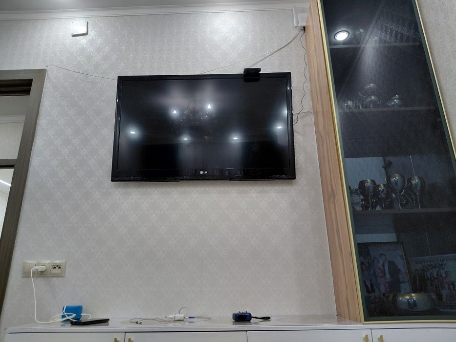 LG телевизор продам.