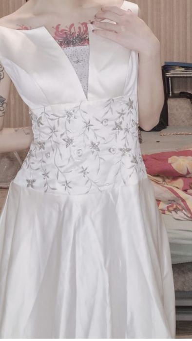 Свадебное платье ср шлейфом, ручной работы.