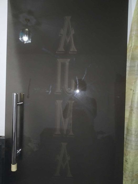 Яхши холатдаги шиша эшиклар  келишиб  сотилади.