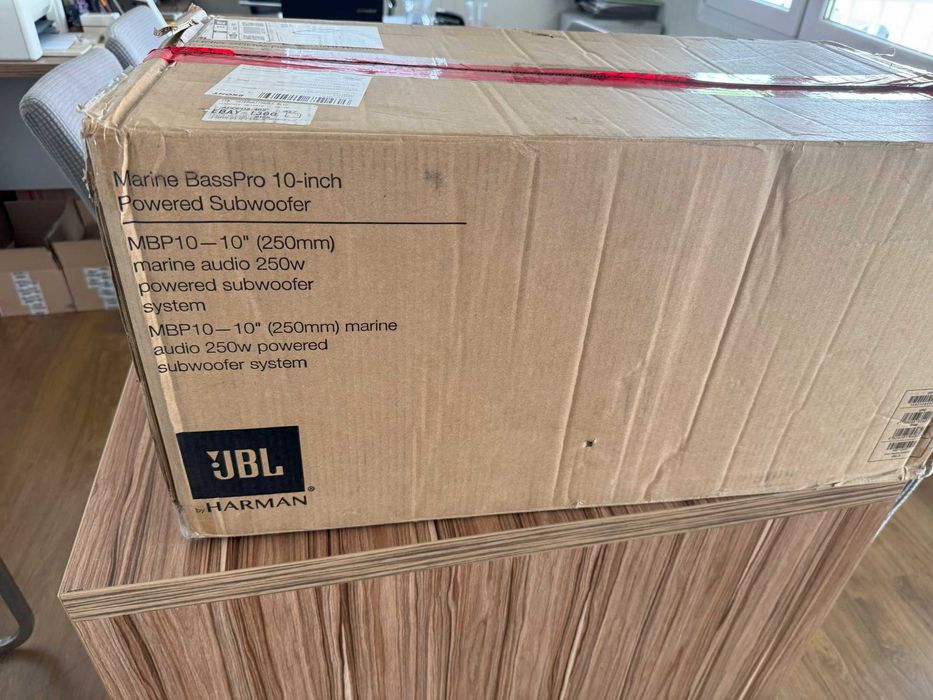 Морски Sub JBL със собствен усилвател